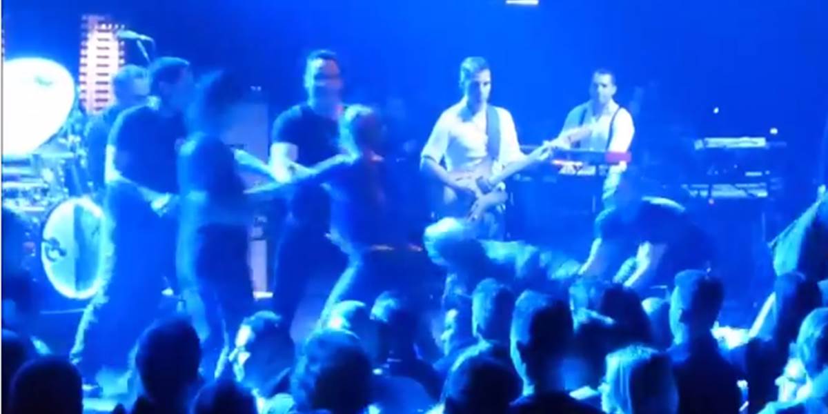 VIDEO Morrissey predčasne ukončil koncert, na pódium vtrhli ľudia