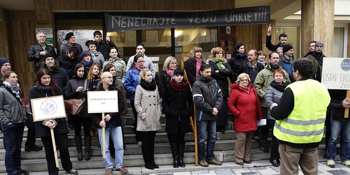FOTO Proti kráteniu financovania SAV protestovalo zhruba 50 vedcov