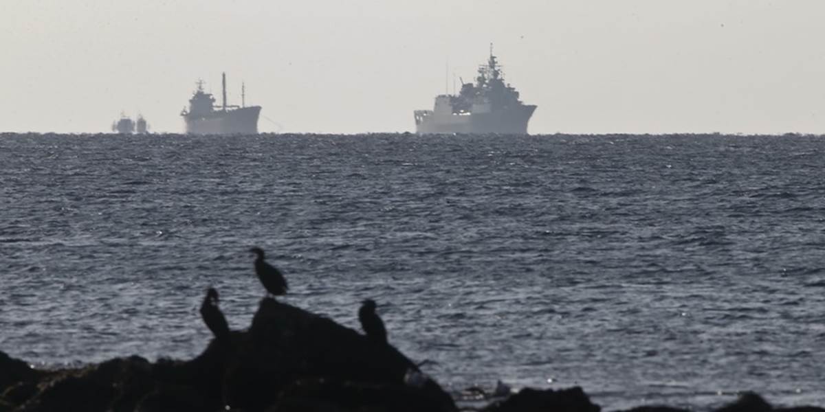 Loď so 700 migrantmi odtiahli k pobrežiu Kréty