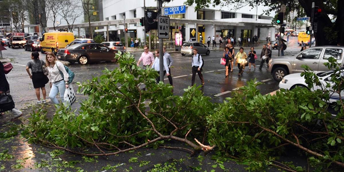 V austrálskej Brisbane vyčíňalo počasie, desaťtisíce ľudí zostali bez elektriny