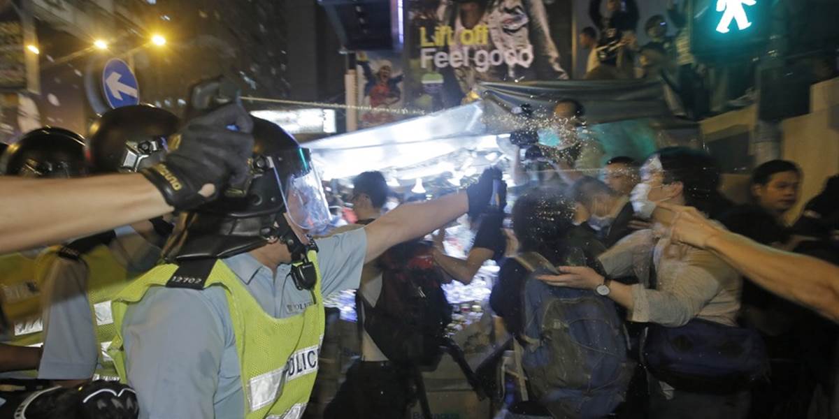 V Hongkongu demonštrovali za demokraciu, polícia použila obušky