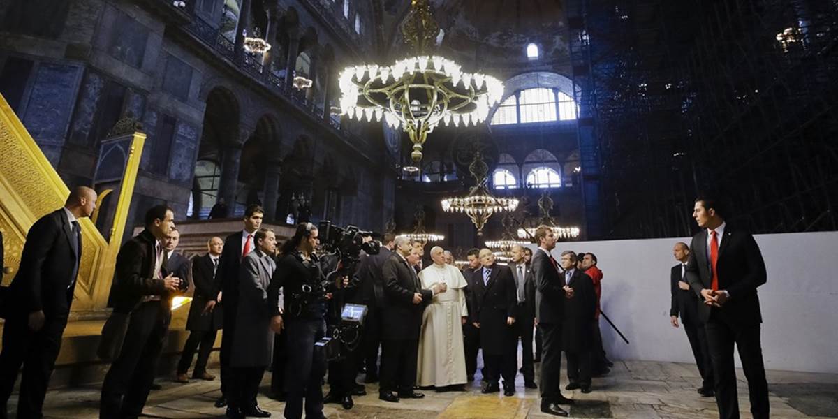 Pápež navštívil istanbulskú Modrú mešitu a múzeum Hagia Sofia