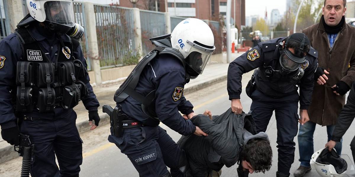 Študenti demonštrovali proti palácu Erdogana, 20 zatknutých