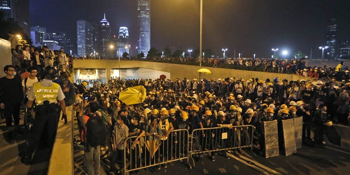 V Hongkongu proti demonštrantom opäť zasahovala polícia