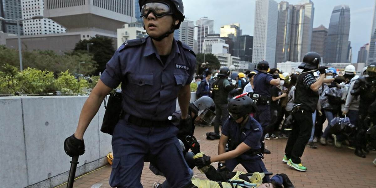 Pred ústredím vlády v Hongkongu znova vypukli zrážky protestujúcich s políciou