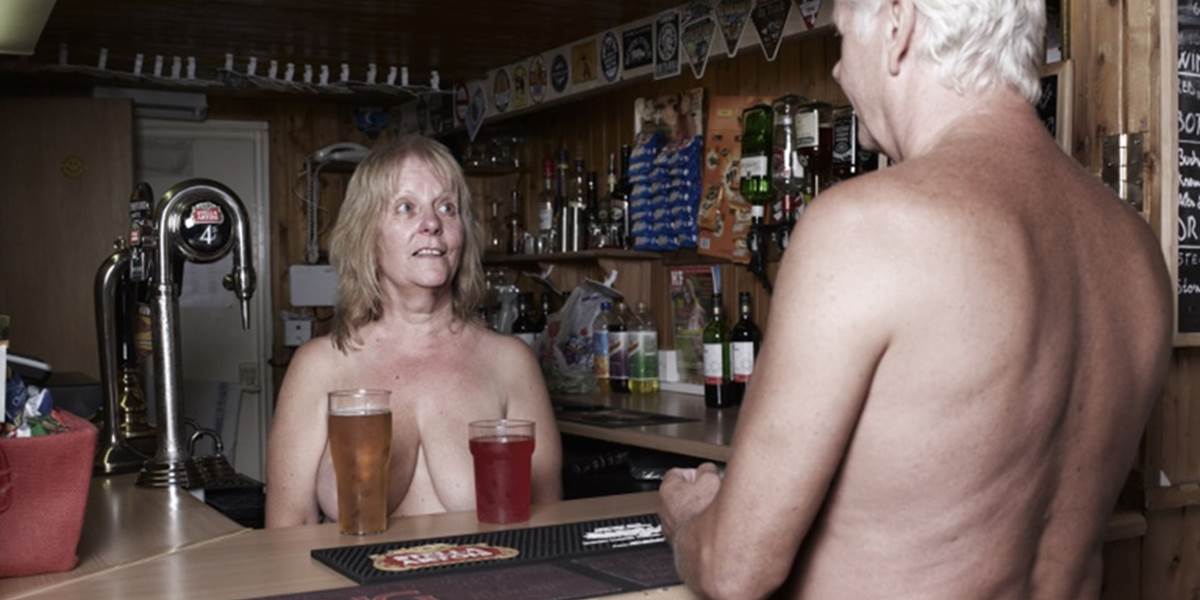 FOTO Dedina neďaleko Londýna, kde žijú všetci úplne nahí