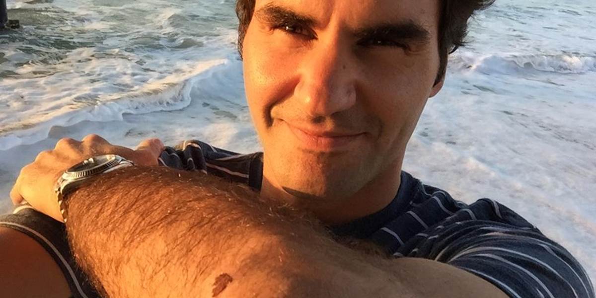Federer si pri oslave daviscupového triumfu zranil lakeť