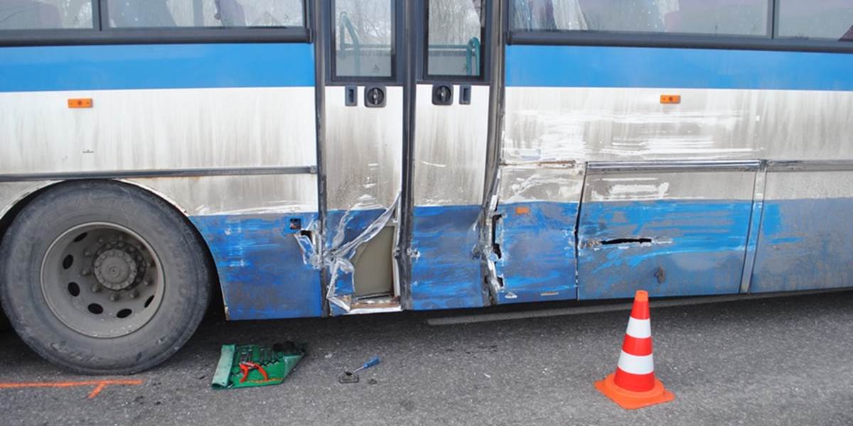 Autobusom nabúral do elektrickej skrine, škoda je 2 000 eur