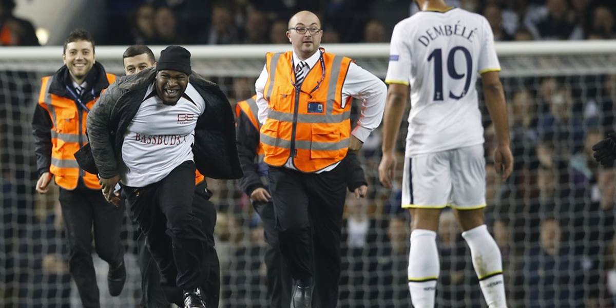 EL: Obvinili troch mužov, ktorí vnikli na ihrisko počas zápasu Tottenhamu