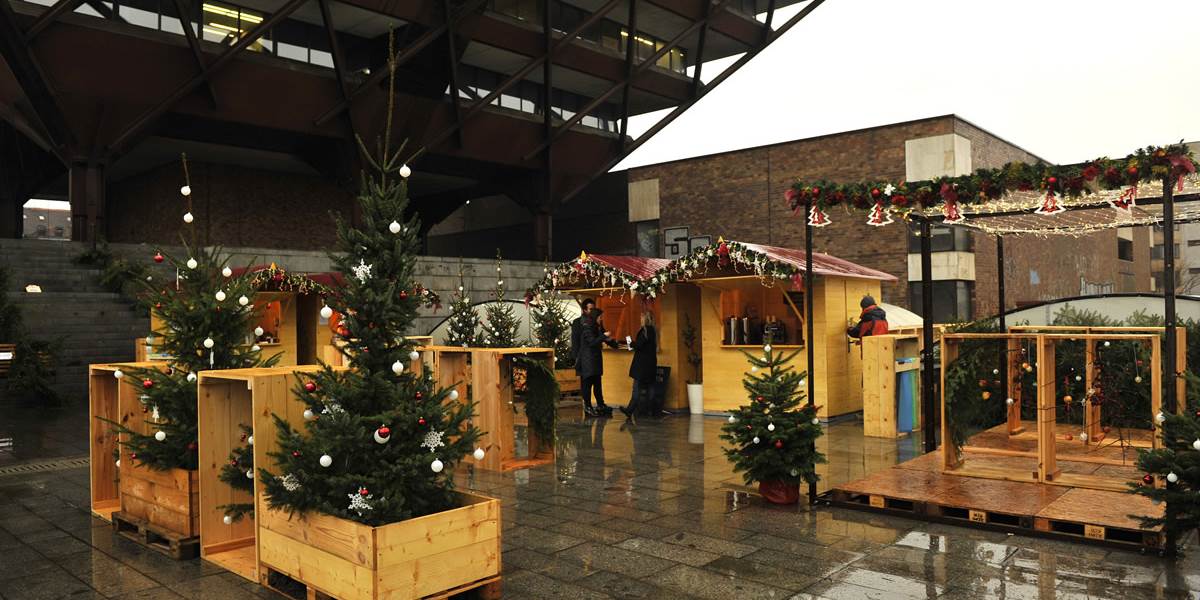 V Bratislave sa začali sa Vianočné trhy Pod Pyramídou