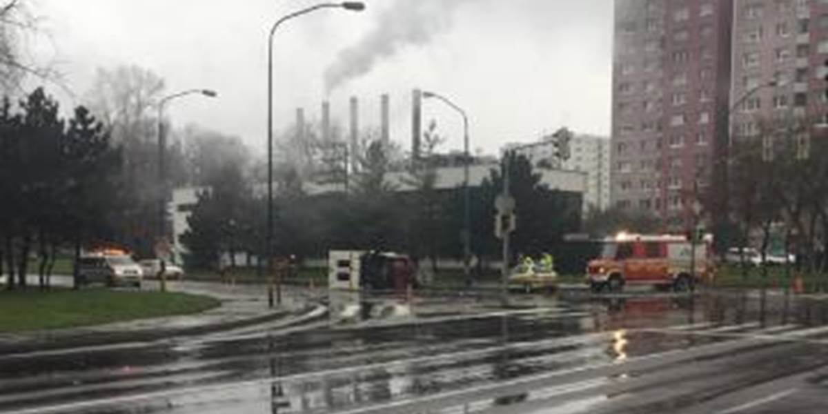 FOTO Na Námestí hraničiarov v Bratislave sa zrazila sanitka s autom