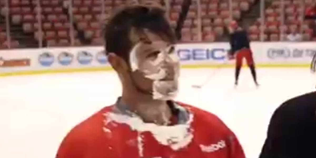 NHL: Nepozorný Tatar dostal narodeninovú šľahačku do tváre