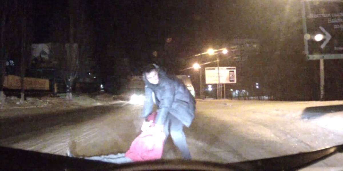 VIDEO Opitá žena ležala v strede cesty, vodič ju odtiahol a pokračoval ďalej!