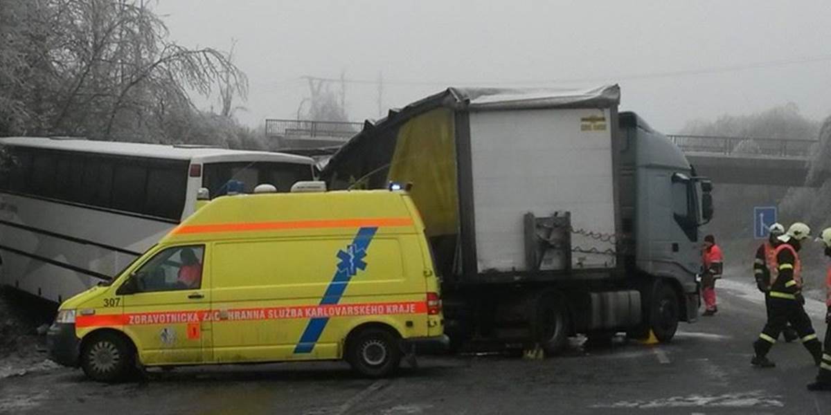 FOTO Vážna nehoda v Čechách: Osemnásť ľudí utrpelo zranenia pri zrážke autobusu, kamióna a auta!