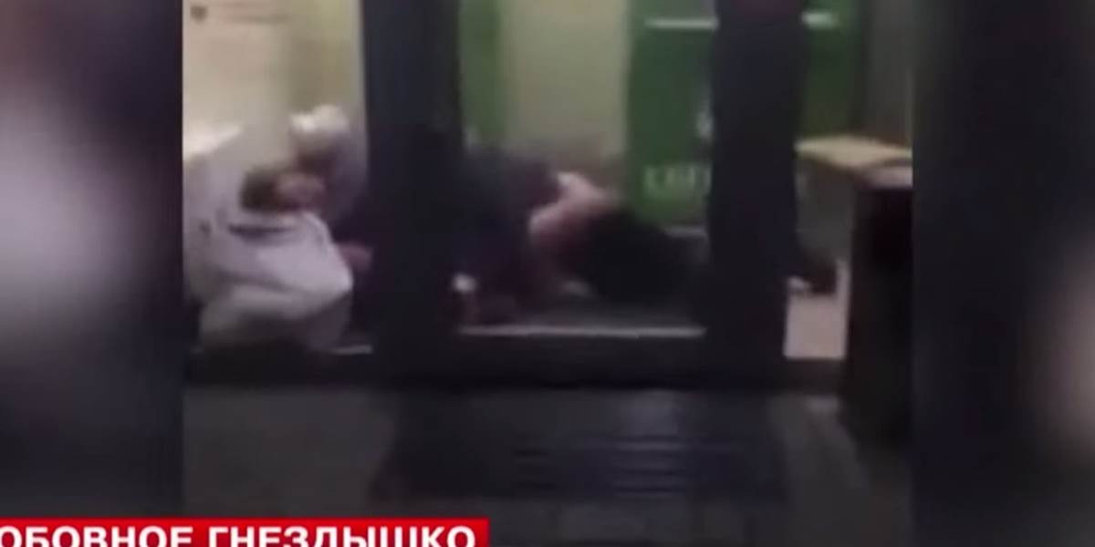 VIDEO Párik ruských bezdomovcov si to sexoval v banke!