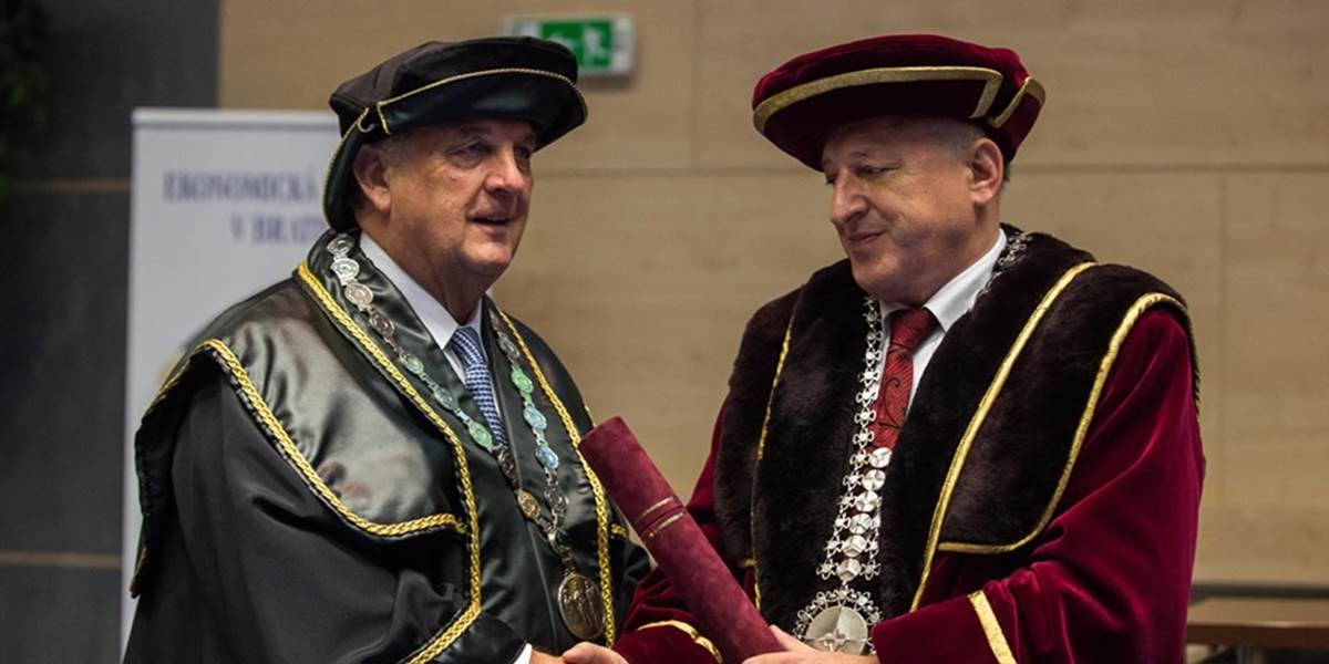 FOTO Michalovi Kováčovi a Petrovi Mihókovi udelila EU titul Doctor honoris causa