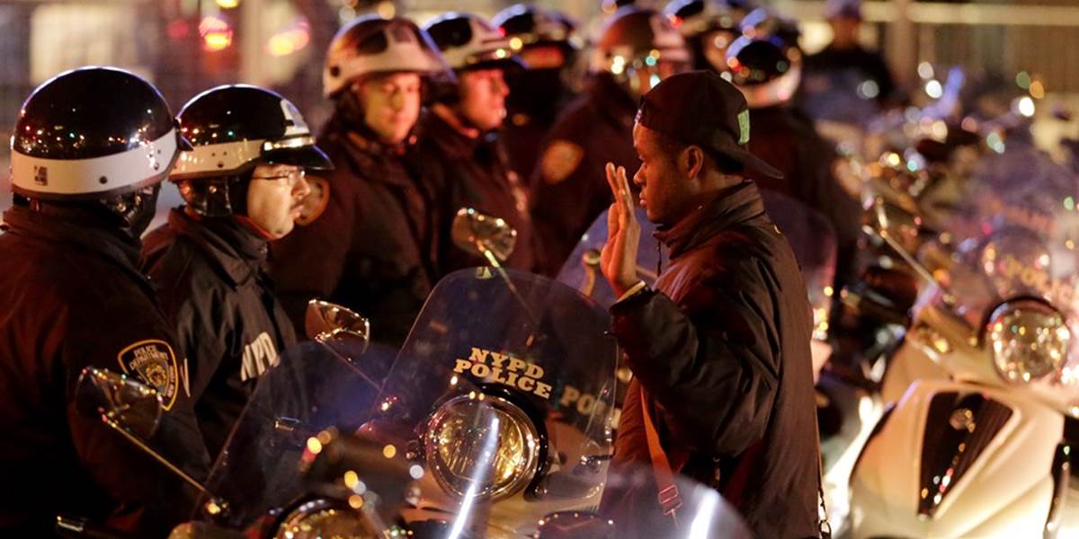 Ďalšie protesty v Amerike: Policajt pri zásahu v New Yorku uškrtil černocha, neobvinili ho!