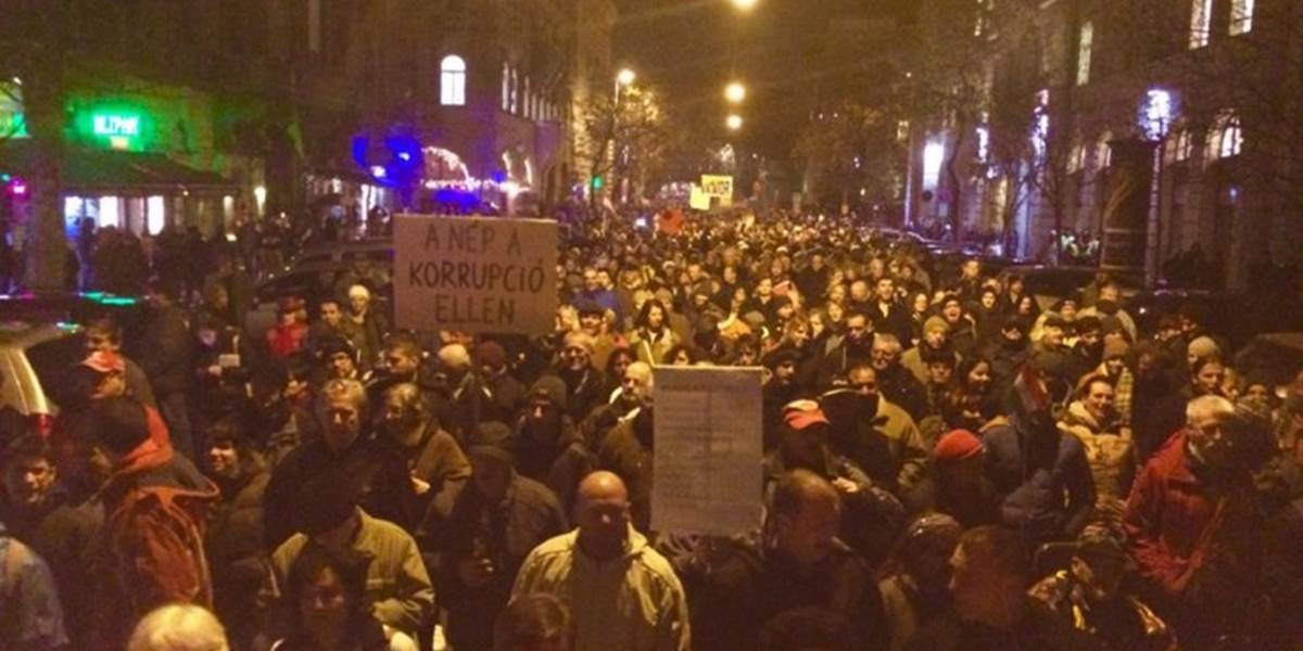 VIDEO V Budapešti protestujú tisíce ľudí proti korupcii