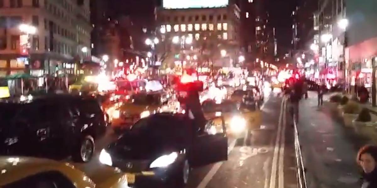 VIDEO Protesty v USA pokračujú: Demonštranti zablokovali dopravu počas večernej špičky v Manhattane