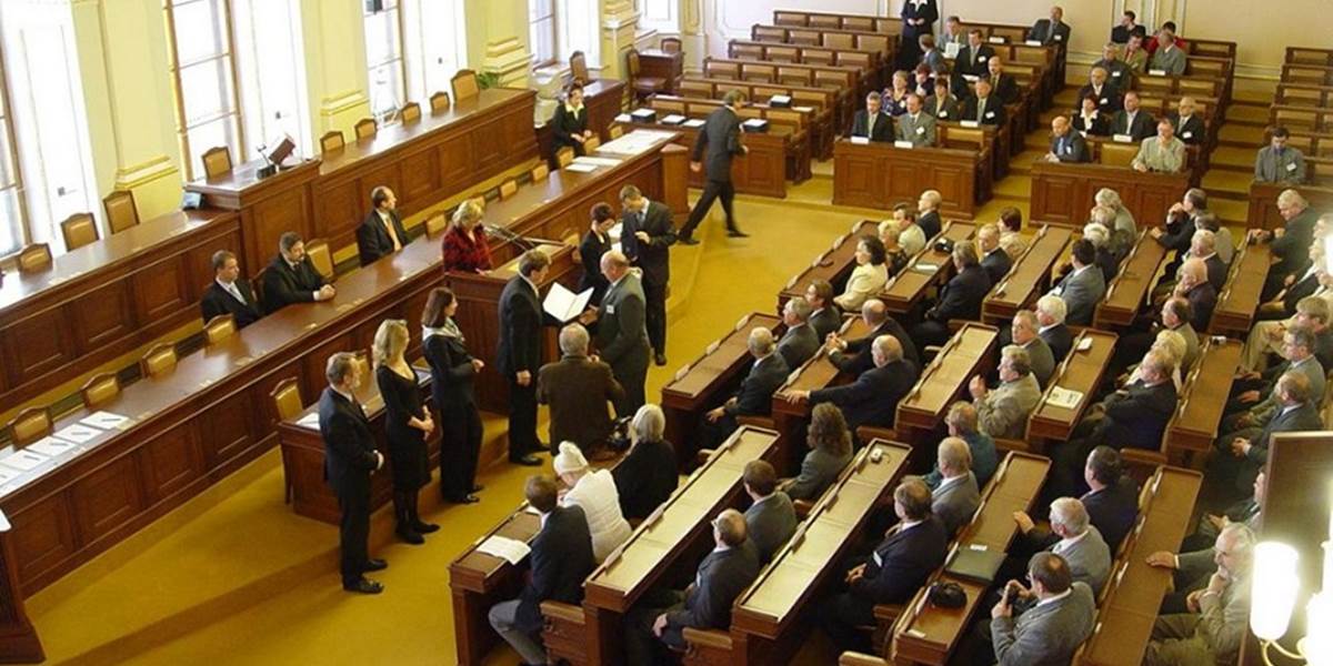 Českí poslanci si zvýšili platy