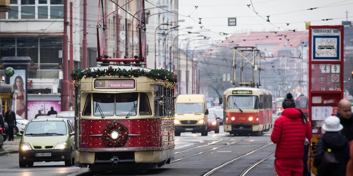 FOTO Centrom Bratislavy už jazdí čarovná vianočná električka