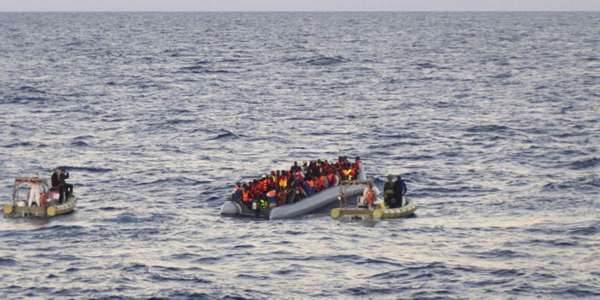 Pri prevrhnutí lode s africkými migrantmi zahynulo neďaleko Jemenu približne 70 ľudí