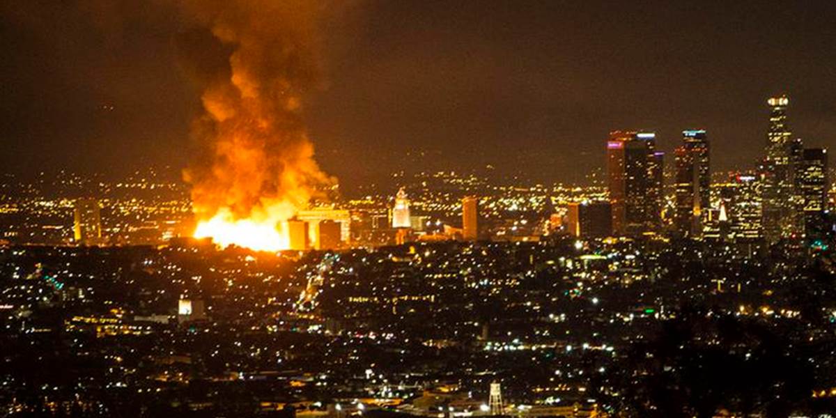 Los Angeles zachvátil veľký požiar: Zasahuje 250 hasičských áut