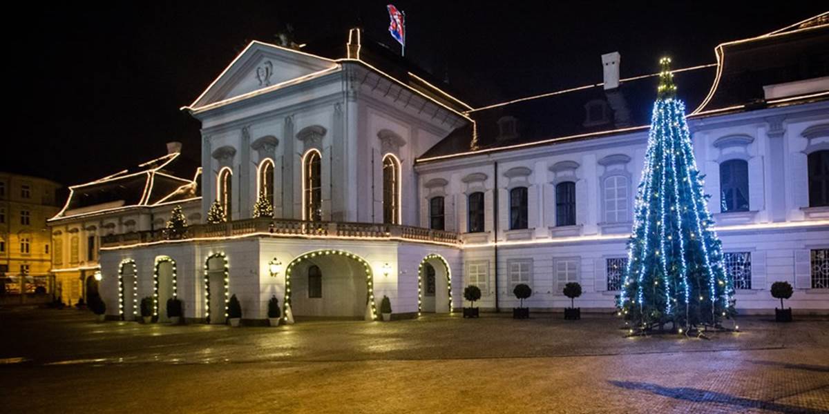 FOTO Vianočný stromček svieti už aj v podbrání Primaciálneho paláca