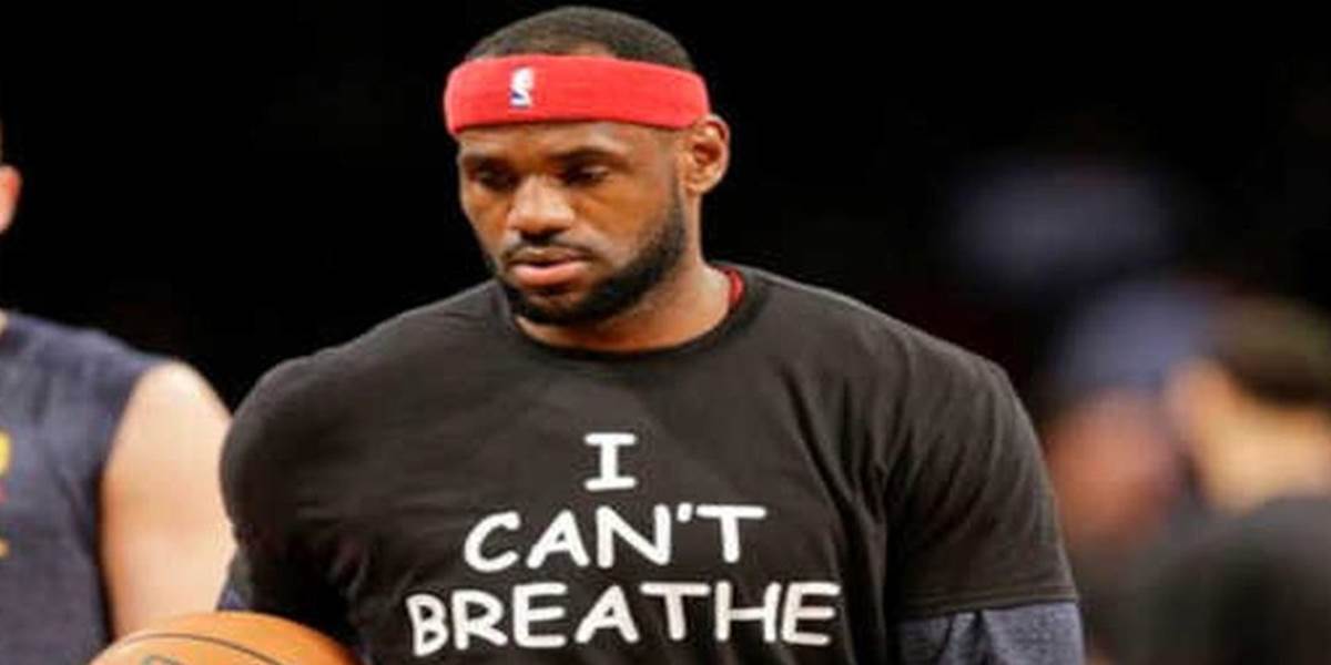 Basketbalisti mali na zápase tričká s nápisom "Nemôžem dýchať