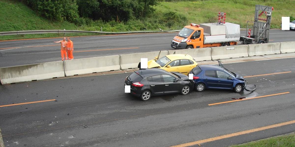 Na diaľnici D1 pri Senci sa v strednom pruhu zrazili dve autá!