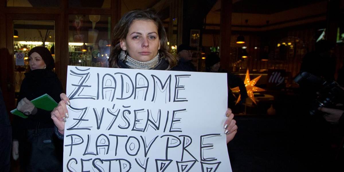 FOTO Ďalší protest v Piešťanoch: Zdravotné sestry odmietajú rozkrádanie v rezorte zdravotníctva
