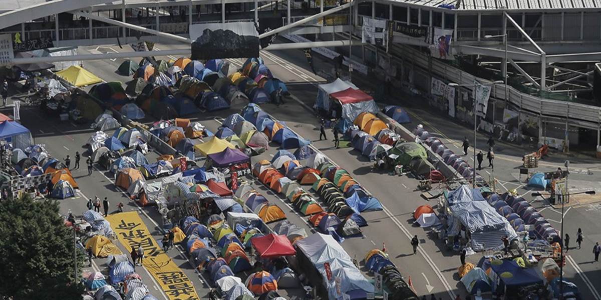 Aktivisti v Hongkongu musia do štvrtka uvoľniť centrum