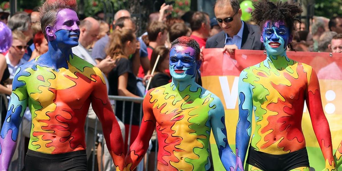 Páry gejov a lesieb začali dostávať v Británii sobášne listy