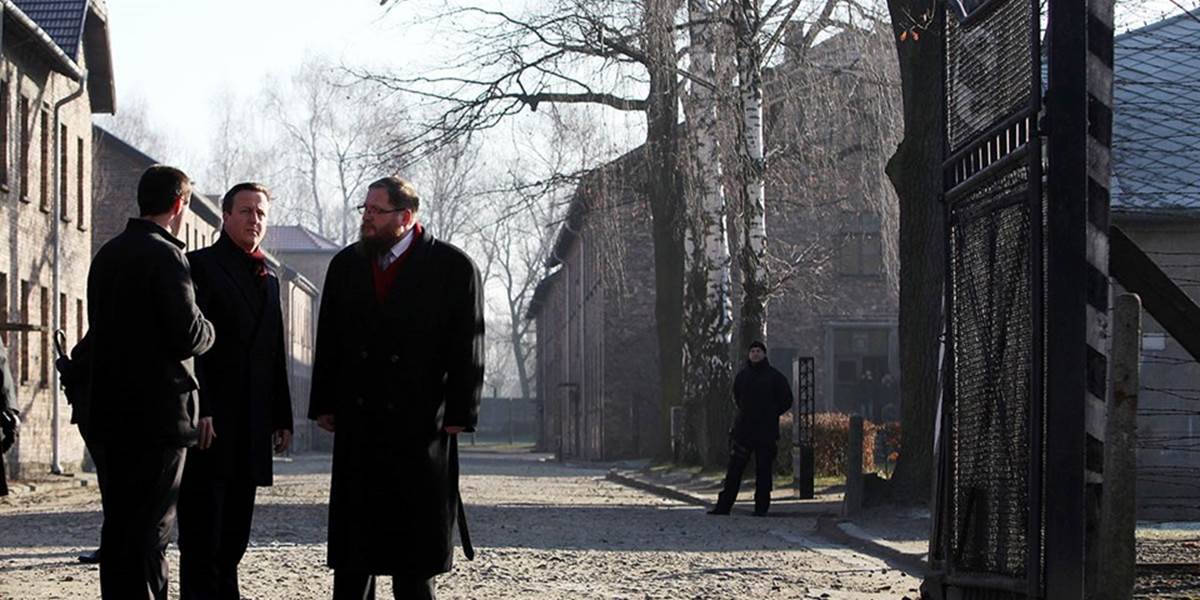 Cameron navštívil bývalý koncentračný tábor v Osvienčime