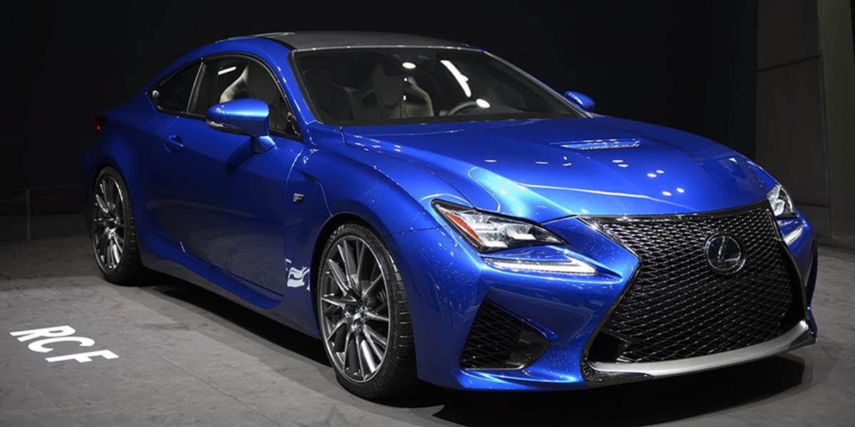 Rusi sa proti prepadu rubľa zabezpečujú kúpou luxusných automobilov