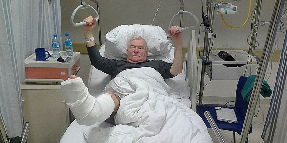 Walesa si pri odchode z kostola zlomil nohu, leží s komunistickým pohlavárom
