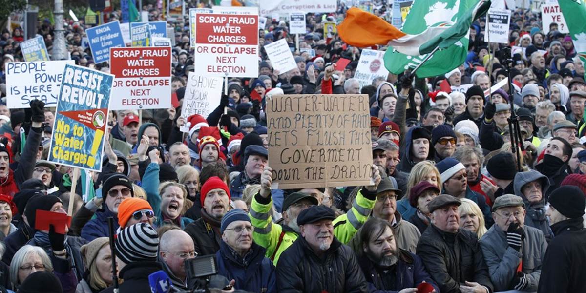Tisíce Írov v Dubline protestovali proti plateniu za vodu, ktorú mali bezplatne
