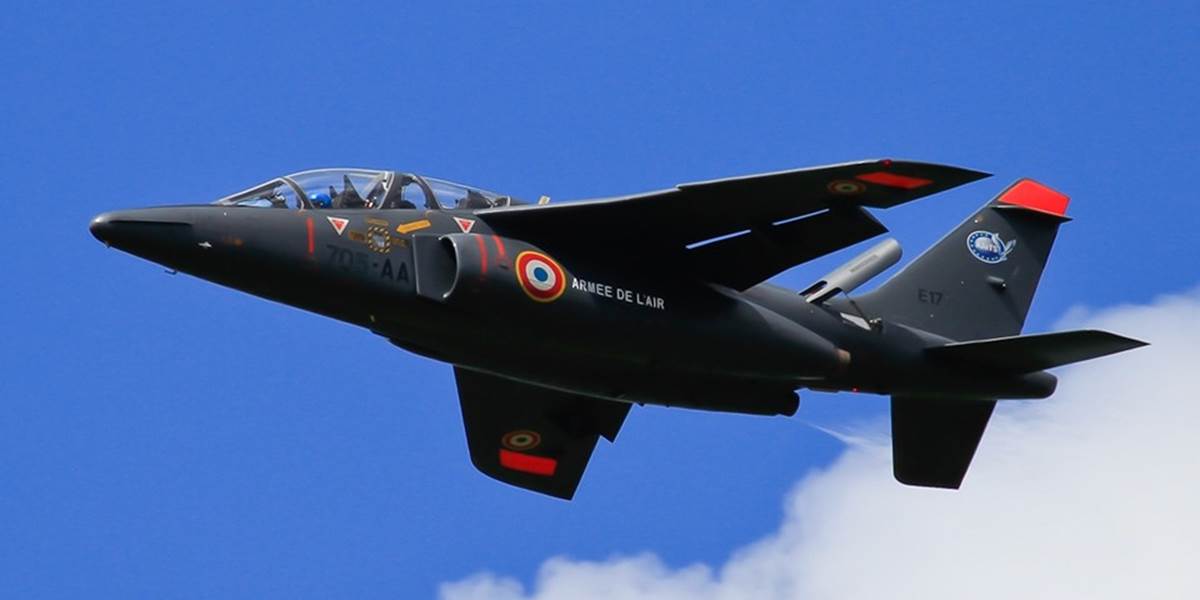 Francúzske vojenské lietadlo sa zrútilo na domov pre postihnutých, jeden mŕtvy