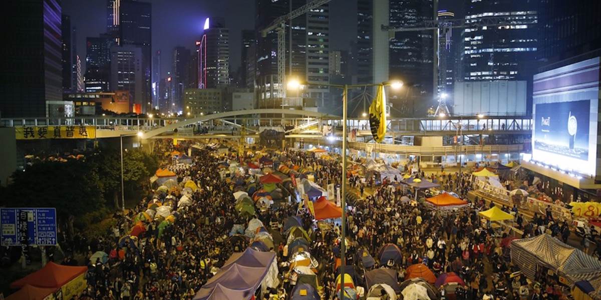 Hongkongské úrady začali vypratávať hlavný tábor demonštrantov