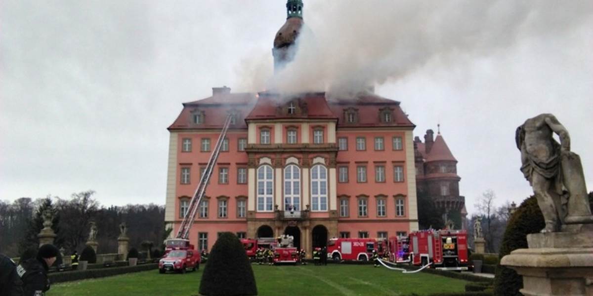 Plamene zachvátili strechu a časť podkrovia poľského zámku Ksiaž