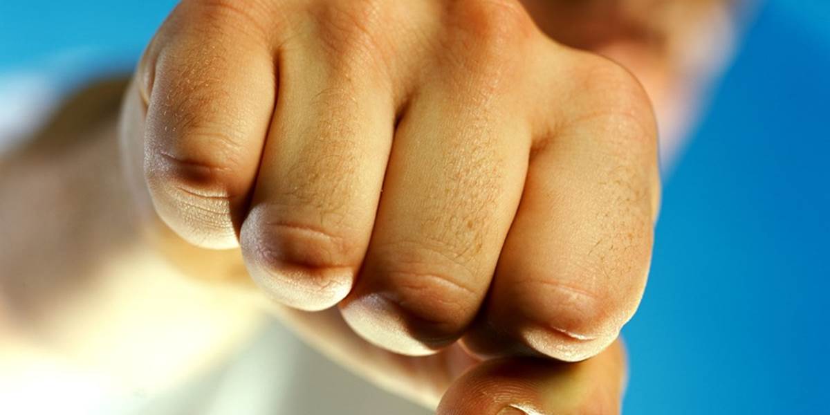 Muž a žena zbili a olúpili na ulici deti