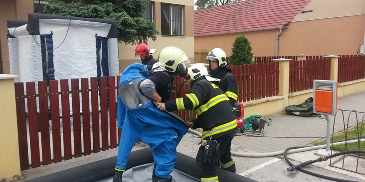Hasiči skúmajú na Hviezdoslavovom námestí v Bratislave neznámu látku