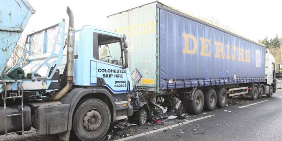 FOTO Žena mala obrovské šťastie: Jej auto doslova rozpučili dva kamióny, prežila!