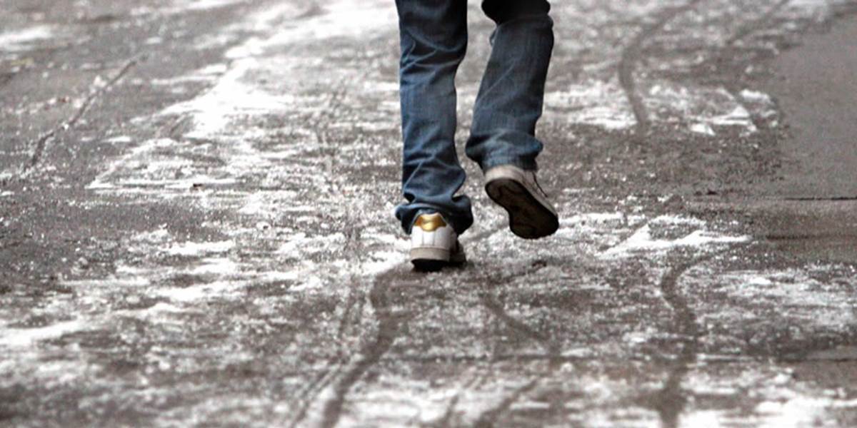 Meteorológovia vystríhajú pred poľadovicou počas noci v západnej časti stredného Slovenska