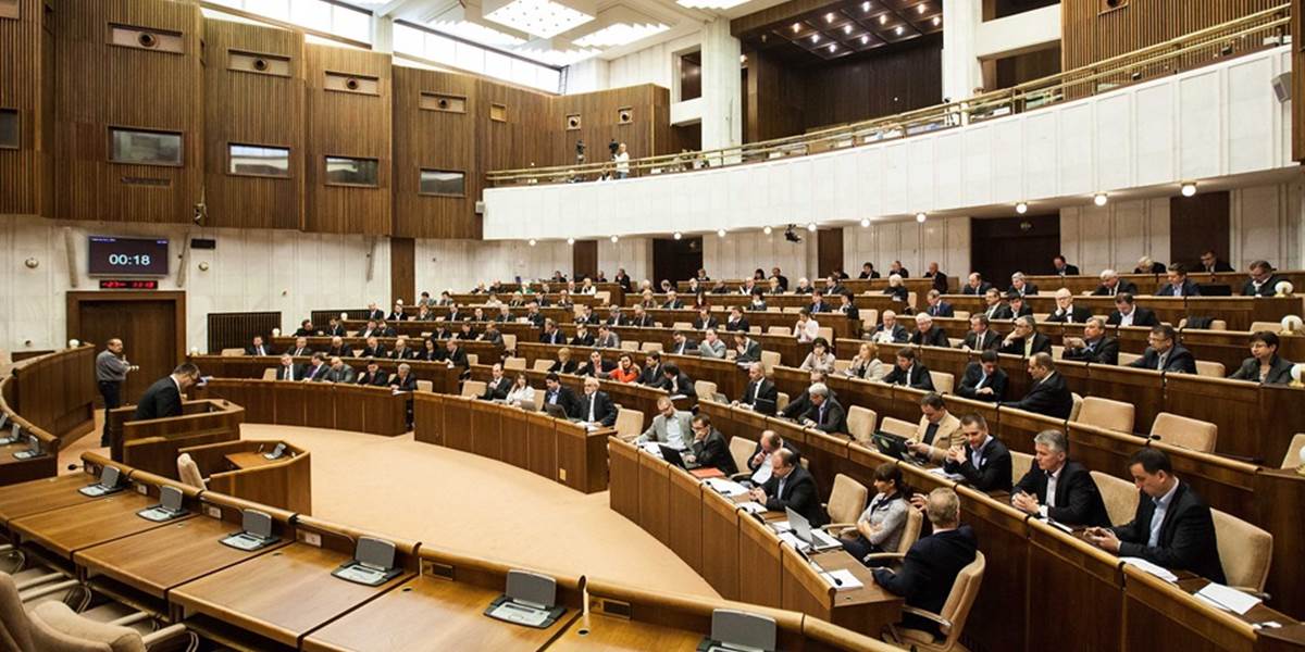 Parlament prerokoval všetky zákony, schôdza sa skončí ráno hlasovaním