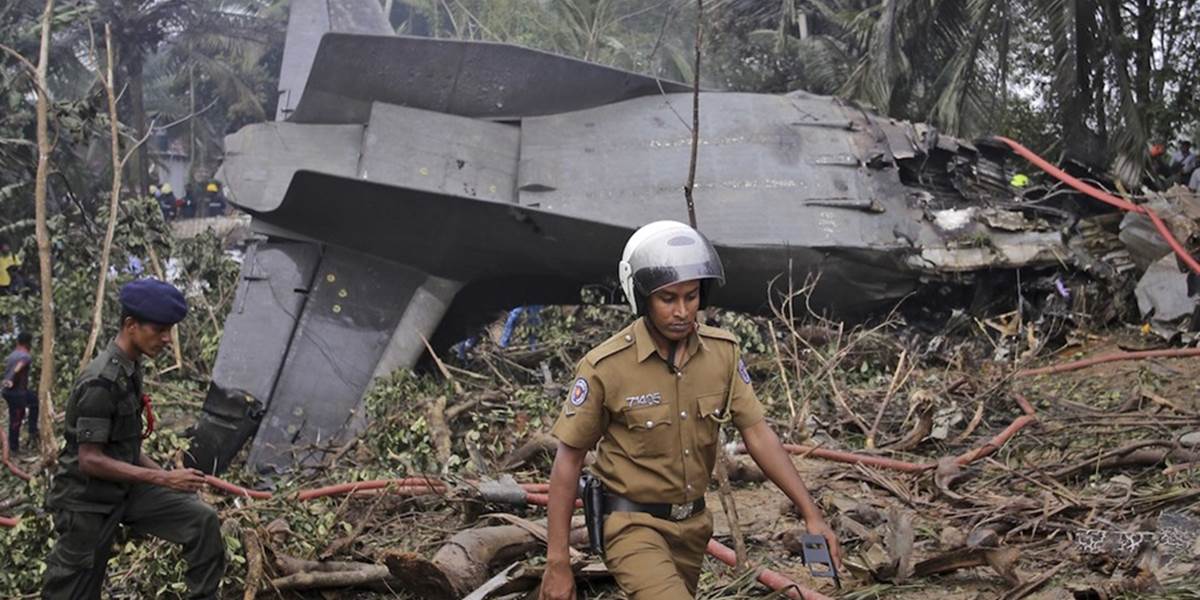 Pri havárii vojenského lietadla na Srí Lanke zomreli štyria ľudia