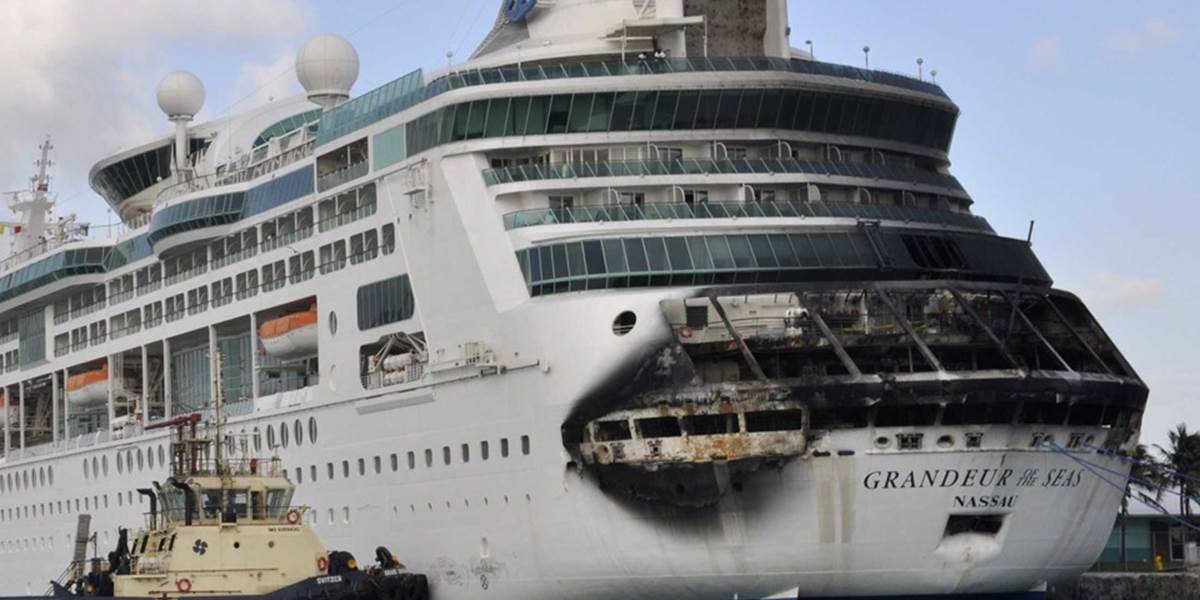 Pri požiari na veľkej výletnej lodi v Karibiku zomreli traja ľudia