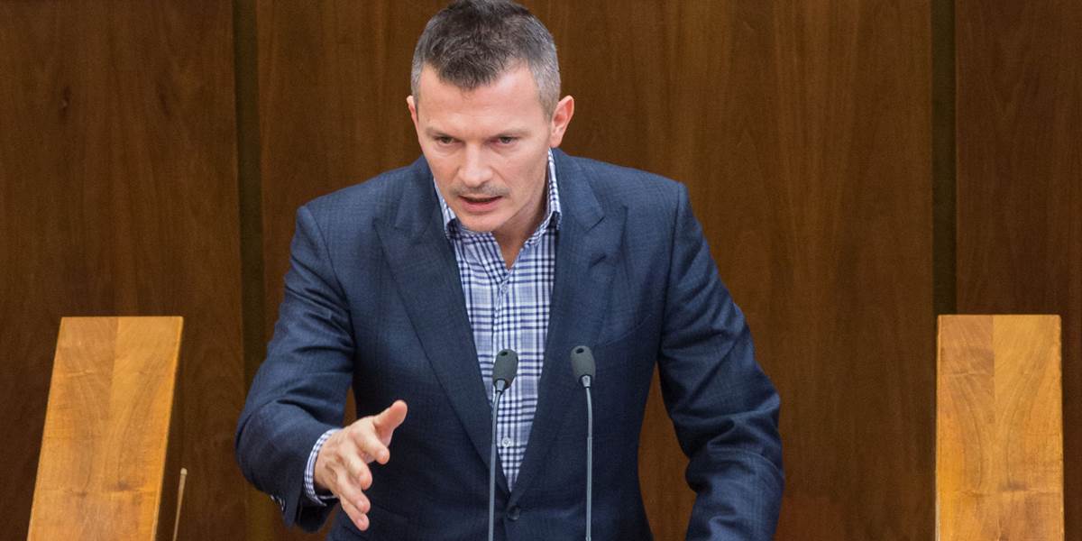 Opozícia neuspela: Minister Počiatek ostáva vo funkcii