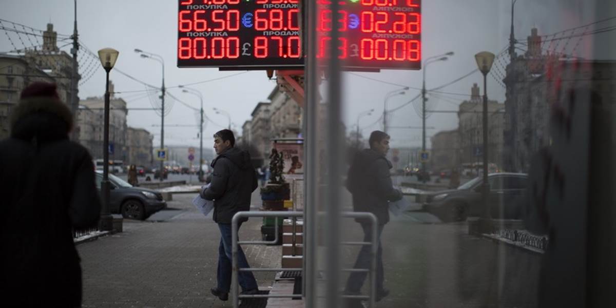 Pád rubľa nezastavili ani intervencie centrálnej banky