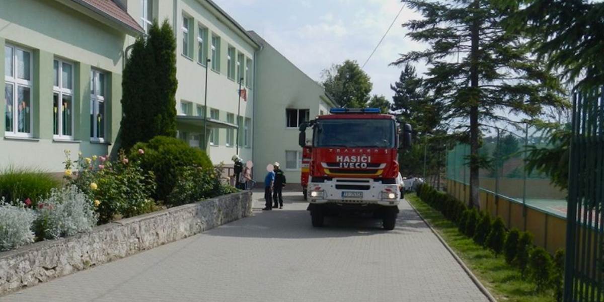 Pri požiari v obci Plevník-Drienové zasahuje sedem hasičov